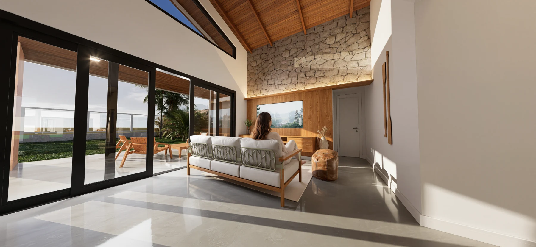 Sala com pé-direito alto, teto de madeira e grandes portas de vidro abertas para a varanda